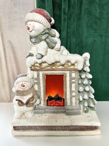 Figurka bałwan na kominku 52