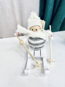 Figurka laleczka na sankach  10