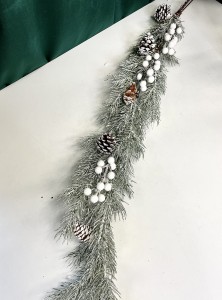 Gałązka ośnieżona szyszki  85