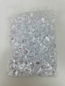 Kryształki bezbarwne  