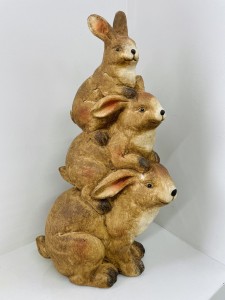 Zając z małymi na plecach 46