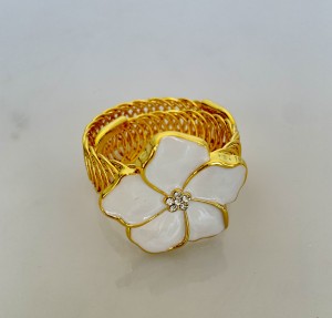 Pierścień na serwetki kwiat biało złoty 