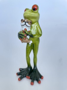 Żaba  z pieskiem w dłoniach 17