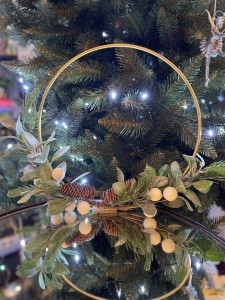 Wianek z jemiołą i szyszką 32