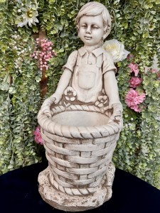 Figurka ogrodowa chłopczyk  z doniczką 56 