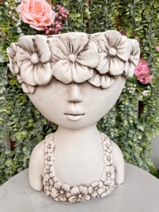 Osłonka ceramiczna dziewczynka z kwiatami 32