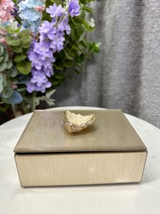 Szkatułka lustrzana złota z ozdobnym kamieniem 6