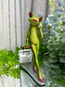Żaba podróżniczka z walizką 18.5