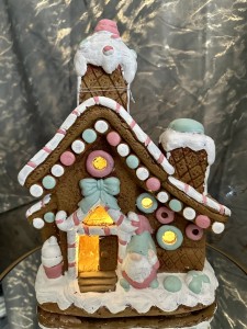 Domek z piernika LED z krasnalem 36