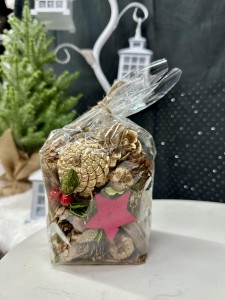 Dekoracja świąteczna w worku- szyszki mix
