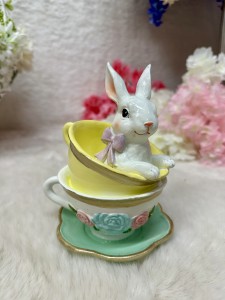 Zając w żółtej filiżance 15