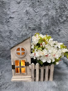 Osłonka drewniana z latarnią 28