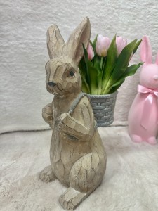 Zając ceramiczny brązowy z koszem na plecach 43 