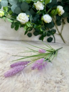 Bukiet kwitnącej trawy fioletowej 47