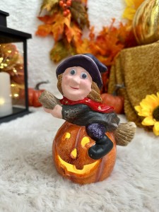 Figurka czarownica na dyni LED 16