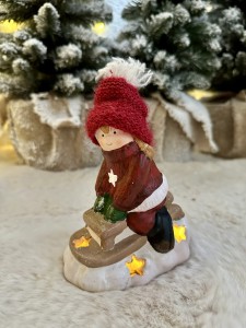 Figurka dziewczynka na sankach 16