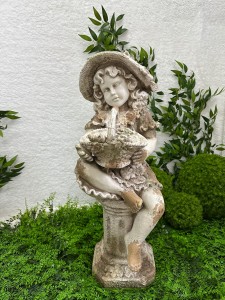 Figurka ogrodowa dziewczynka 70