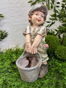 Ceramiczny chłopiec z donicą 57