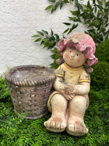 Ceramiczna dziewczynka z donicą 35