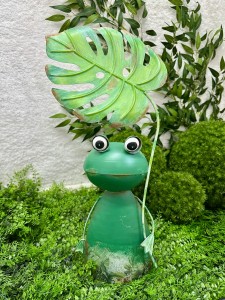 Żaba metalowa z liściem monstery 54