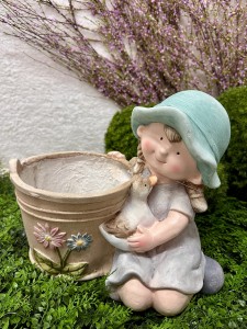 Ceramiczna dziewczynka z donicą 33