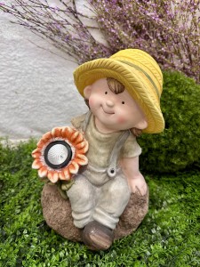 Figurka chłopiec z kwiatem solarnym 40