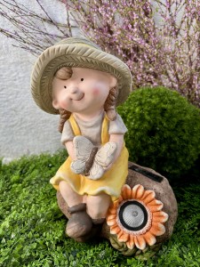 Figurka dziewczynka z kwiatem solarnym 43