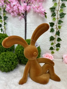 Zając brązowy siedzący 38 