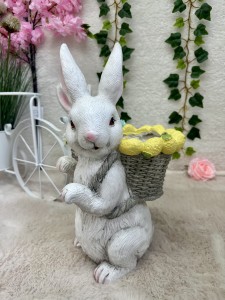 Zając ceramiczny biały z koszem na plecach 44