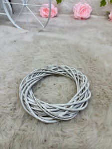 Wianek wiklinowy biały 16