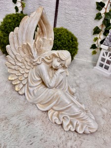 Anioł beżowo-złoty zamyślony 37 