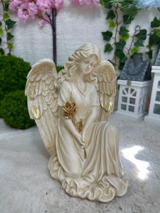 Anioł beżowo-złoty klęczący 31